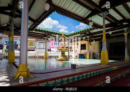 Schöne Architektur von Masjid Kampung Kling Moschee in Malacca Stadt in Malaysia. Wunderschöne Sakralbau in Südostasien. Stockfoto