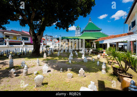 Schöne Architektur von Masjid Kampung Kling Moschee in Malacca Stadt in Malaysia. Wunderschöne Sakralbau in Südostasien. Stockfoto