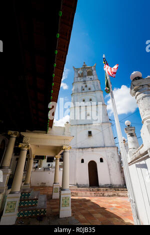 Schöne Architektur von Masjid Kampung Kling Moschee in Malacca Stadt in Malaysia. Wunderschöne Sakralbau in Südostasien. Stockfoto