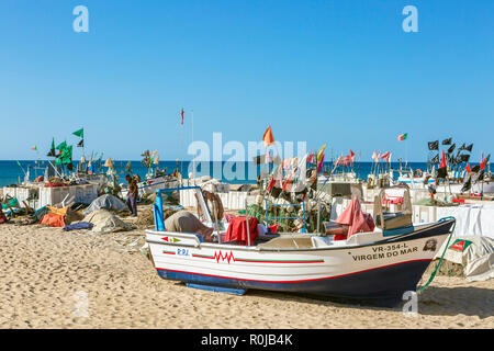 Angeln schwebt und Flags gesetzt, um in der Sonne am Strand von Monte Gordo, Algarve, Portugal Stockfoto