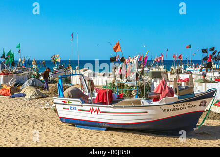 Angeln schwebt und Flags gesetzt, um in der Sonne am Strand von Monte Gordo, Algarve, Portugal Stockfoto