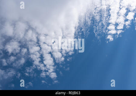 Schöne Cirrus-Cumulus Wolken an einem klaren blauen Himmel. Stockfoto