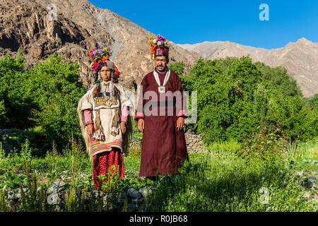 Ein paar der Brokpa Stamm, ein Arien Rasse, die nach Indien aus Persien migriert, tragen ihre traditionellen Kleider. Das wichtigste Merkmal ist eine Blume ar Stockfoto