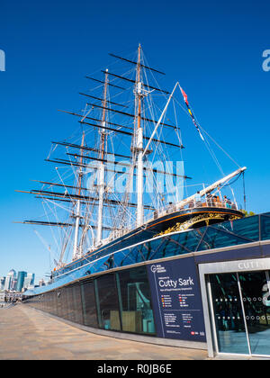 Cutty Sark, mit Canary Wharf im Hintergrund, Britische Clipper Ship, Museum Schiff, Greenwich, London, England, UK, GB. Stockfoto