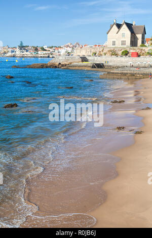 CASCAIS, Portugal - Blick auf einen Strand in der touristischen Dorf Stockfoto