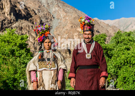 Ein paar der Brokpa Stamm, ein Arien Rasse, die nach Indien aus Persien migriert, tragen ihre traditionellen Kleider. Das wichtigste Merkmal ist eine Blume ar Stockfoto