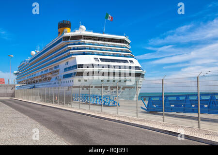 Lissabon, Portugal - Große Luxus Kreuzfahrtschiff Costa Magica in Lissabon angedockt Stockfoto