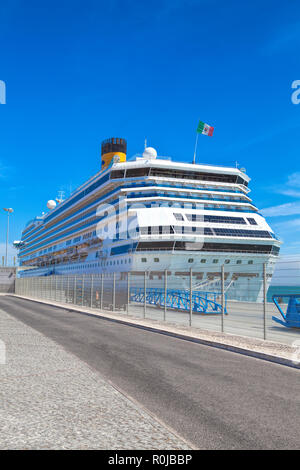 Lissabon, Portugal - Große Luxus Kreuzfahrtschiff Costa Magica in Lissabon angedockt Stockfoto