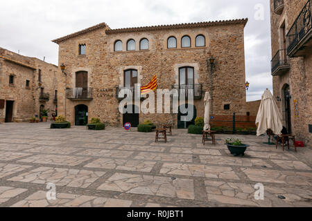 Rathaus, an der Plaça Major, mit der senyera Flagge in Pals Eine mittelalterliche Stadt mit Häusern aus Stein in der Provinz Girona, Katalonien, Spanien Stockfoto