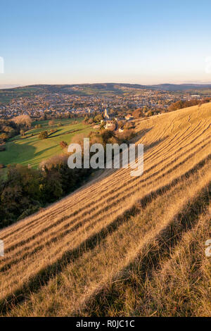 All Saints Church in Selsley Dorf. Blick von selsley im gesamten stroud Tal im Herbst bei Sonnenuntergang. Selsley, Cotswolds, Gloucestershire, VEREINIGTES KÖNIGREICH Stockfoto