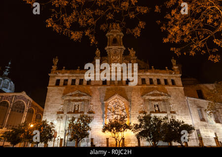 Fassade des La Lonja, die llotja de la Seda oder die La Lonja Seide Exchange, bei Nacht, Valencia, Spanien Stockfoto