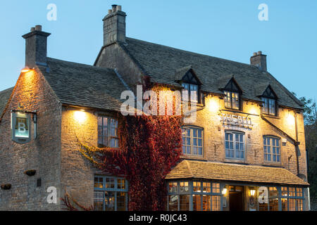 Die Glocke an Stow Stow Inn auf der Wold, Cotswolds, Gloucestershire, England Stockfoto