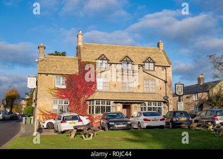 Die Glocke an Stow Stow Inn auf der Wold, Cotswolds, Gloucestershire, England Stockfoto