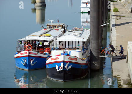 Paar Embanking auf Kreuzfahrtschiffen oder Schuten festgemacht am Kai oder die Ufer der Rhône in Arles Provence Frankreich Stockfoto