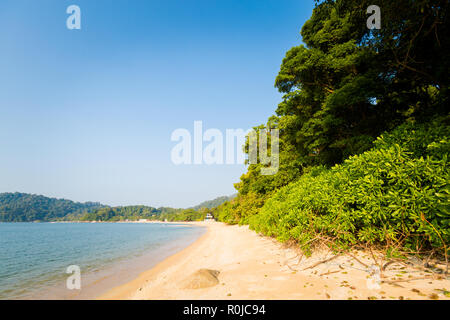 Teluk Nipah Coral Beach auf Pangkor Island in Malaysia. Schöne Landschaft mit Blick aufs Meer in Südostasien. Stockfoto