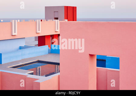Geometrische Gebäude Swimmingpool. Rote Wand, La Manzanera. Calpe, Spanien Stockfoto