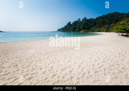 Teluk Nipah Coral Beach auf Pangkor Island in Malaysia. Schöne Landschaft mit Blick aufs Meer in Südostasien. Stockfoto