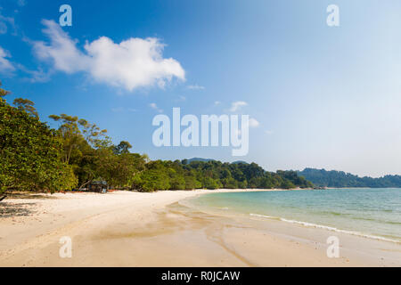 Teluk Nipah Coral Beach auf Pangkor Island in Malaysia. Schöne Landschaft mit Blick aufs Meer in Südostasien. Stockfoto