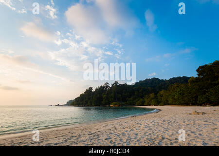 Teluk Nipah Coral Beach auf Pangkor Island in Malaysia. Schöne Landschaft mit Blick aufs Meer in Südostasien. Stockfoto