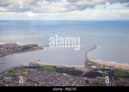 Die Mündung des Flusses Tyne beenden in der Nordsee mit South Shields Pier und Tynemouth Pier aus der Luft gesehen Stockfoto