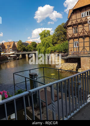 Fachwerk Häuser aus rotem Backstein in der Nähe des Flusses auf den alten Hafen Lüneburg, Deutschland Stockfoto