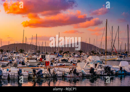 Sonnenuntergang am Hafen in Alghero, Sardinien, Italien. Stockfoto