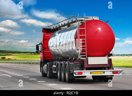 Der anhänger Transporte Autos auf der Autobahn. Fuel Truck in den Prozess der Lieferung an den Bestimmungsort Stockfoto