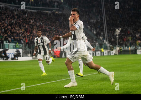 Paulo Dybala von Juventus Turin feiert, nachdem das Ziel von 1-0 in der Serie A zwischen Juventus Turin und Cagliari in der Allianz Stadion. Juventus Turin gewann Stockfoto