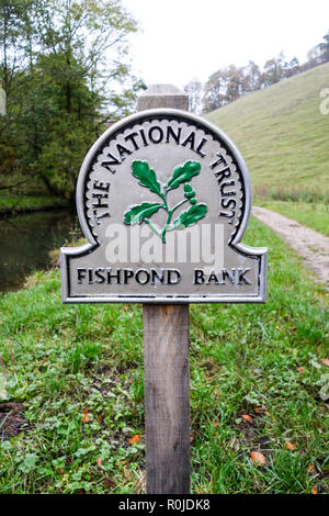 Fischteich Bank National Trust, Wolfscote Dale, Staffordshire, Derbyshire Peak District National Park, England, UK. Foto entnommen aus öffentlichen Fußweg Stockfoto