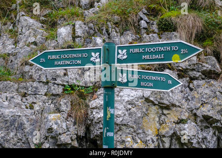 Metall Schilder sagen Öffentlichen Fußweg zu Milldale, Hartington und Biggin in Wolfscote Dale, Staffordshire, England, UK. Foto AUS DER ÖFFENTLICHEN FUSS Stockfoto