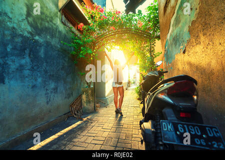 Schöne Gasse mit Silhouette Young Travel Mädchen am Sonnenuntergang Hintergrund Stockfoto