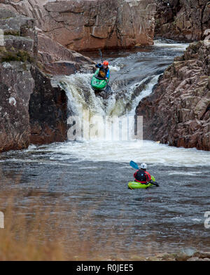 Kajaks im Glen Etive, Lochaber, Schottland, Großbritannien Stockfoto