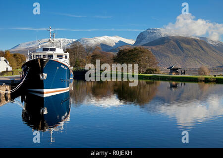 Schiff angedockt in Corpach Becken mit Ben Nevis im Hintergrund, Lochaber, Schottland, Großbritannien Stockfoto