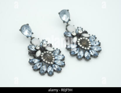 Blaue Ohrringe Ausschnitt auf weißem Hintergrund Stockfoto