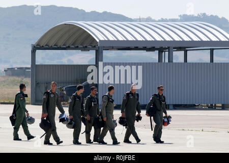 Gruppe der Portugiesischen Luftwaffe Piloten in vollen Gang zu Fuß auf den Asphalt der Sintra, Portugal, Europa Stockfoto