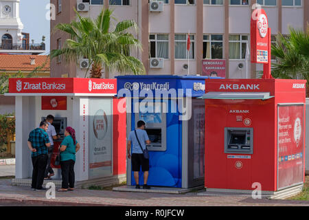 Menschen mit Ziraat Bankasi, Yapi und Akbank Geldautomaten in Kemer, Türkei Stockfoto