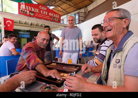 Personen Backgammon in einem Café in Kemer, Antalya, Türkei spielen Stockfoto