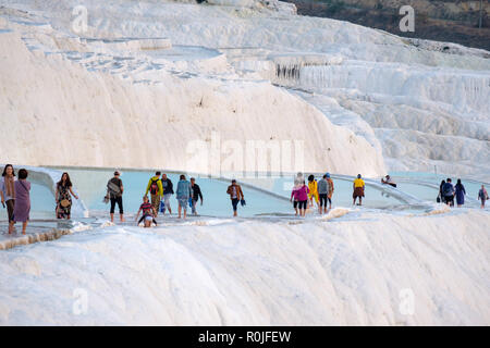 Touristen zu Fuß auf den Blick von Pamukkale Mineralbecken, Antalya, Türkei Stockfoto