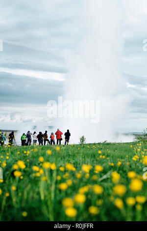 Touristen, die Strokkur Geysir/Geysir beobachten, erupten an den geothermischen heißen Quellen im Haukadalurtal, Südwestisland - Island Tourismus Stockfoto