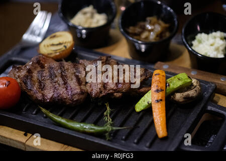 Gegrilltes Fleisch und Gemüse Mahlzeit in einem Restaurant Tisch serviert werden Stockfoto