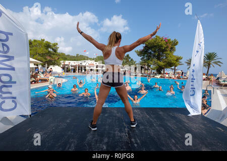 Wasser Aerobic Instructor während pool Aktivitäten im Club Med Palmiye Luxus all inclusive Resort, Kemer, Antalya, Türkei Stockfoto