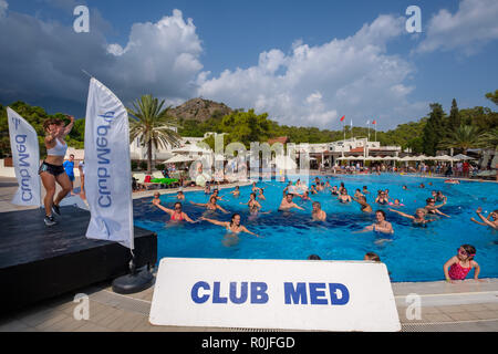 Pool Aktivitäten im Club Med Palmiye Luxus all inclusive Resort, Kemer, Antalya, Türkei Stockfoto