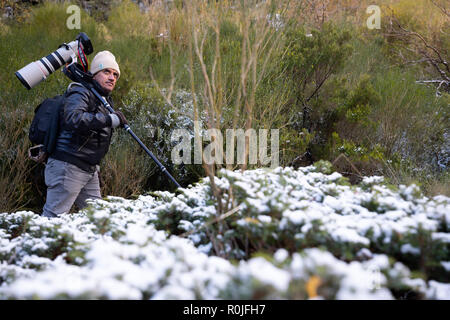 Natur wildlife professioneller Fotograf mit einer Canon EOS 5D Mark IV 200-400 mm f4 super Telezoomobjektiv auf seiner Schulter im Freien Stockfoto