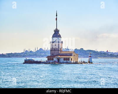 Der Maiden Tower auf den Bosporus, die Hagia Sophia und der Sultan Ahmet Moschee im Hintergrund. Istanbul, Türkei. Stockfoto