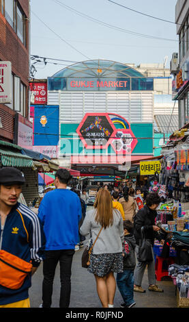 Ein Eingang in die Gukje Markt in Busan, Südkorea. Stockfoto