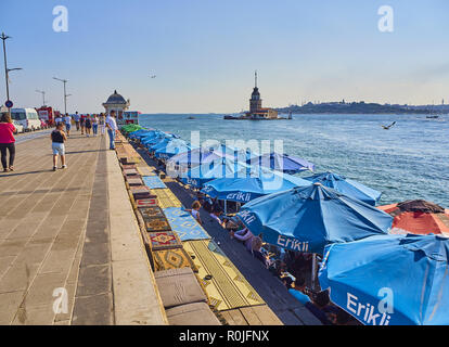 Harem Uskudar Küstenstraße mit der Maiden Tower und Fatih Bezirk Skyline im Hintergrund. Istanbul, Türkei. Stockfoto