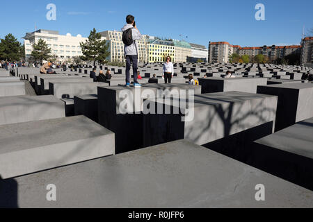 Berlin Deutschland Besucher am Denkmal für die ermordeten Juden Europas im Herbst 2018 Stockfoto