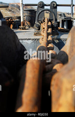 Nahaufnahme von einem rostigen Anker Kette. Hafen Stockfoto