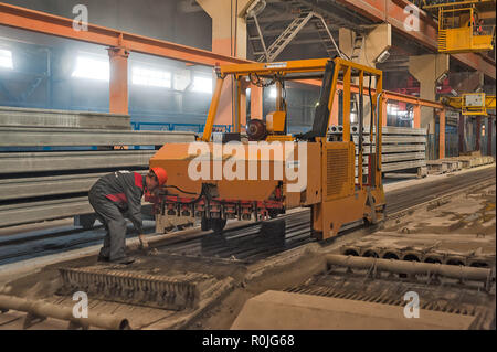 In Tjumen, Russland - 13. August 2013: Block machen Abteilung Bau Material factory ZHBI-5 Stockfoto