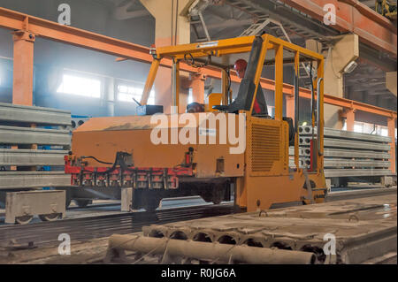 In Tjumen, Russland - 13. August 2013: Block machen Abteilung Bau Material factory ZHBI-5 Stockfoto